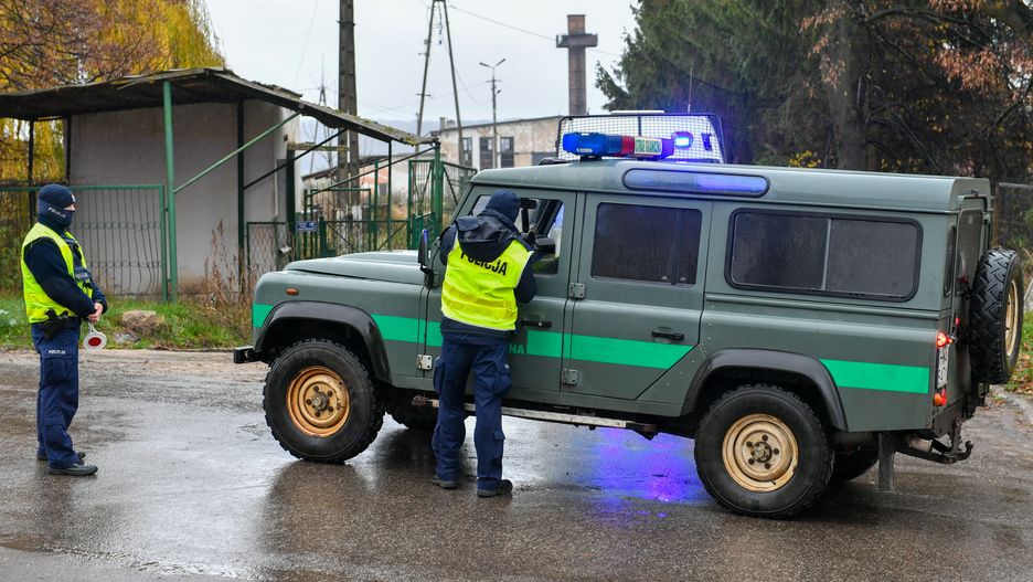 Przewodów, 16.11.2022. Służby na terenie miejscowości Przewodów, 16 bm. We wtorek 15 bm. po godz. 15 na terenie leżącego niedaleko od granicy z Ukrainą Przewodowa spadł pocisk; w wyniku eksplozji śmierć poniosło dwóch obywateli Polski. Siły rosyjskie przeprowadziły we wtorek po południu zakrojony na szeroką skalę atak rakietowy na Ukrainę, wymierzony głównie w obiekty energetyczne. (jm) PAP/Wojtek Jargiło