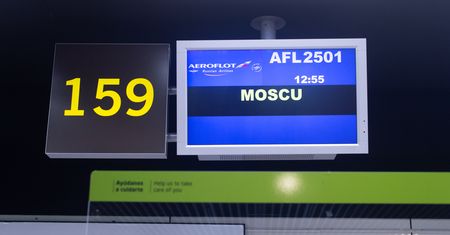 Rosjanie koczują na lotniskach. Nie mają wsparcia MSZ ani konsulatów