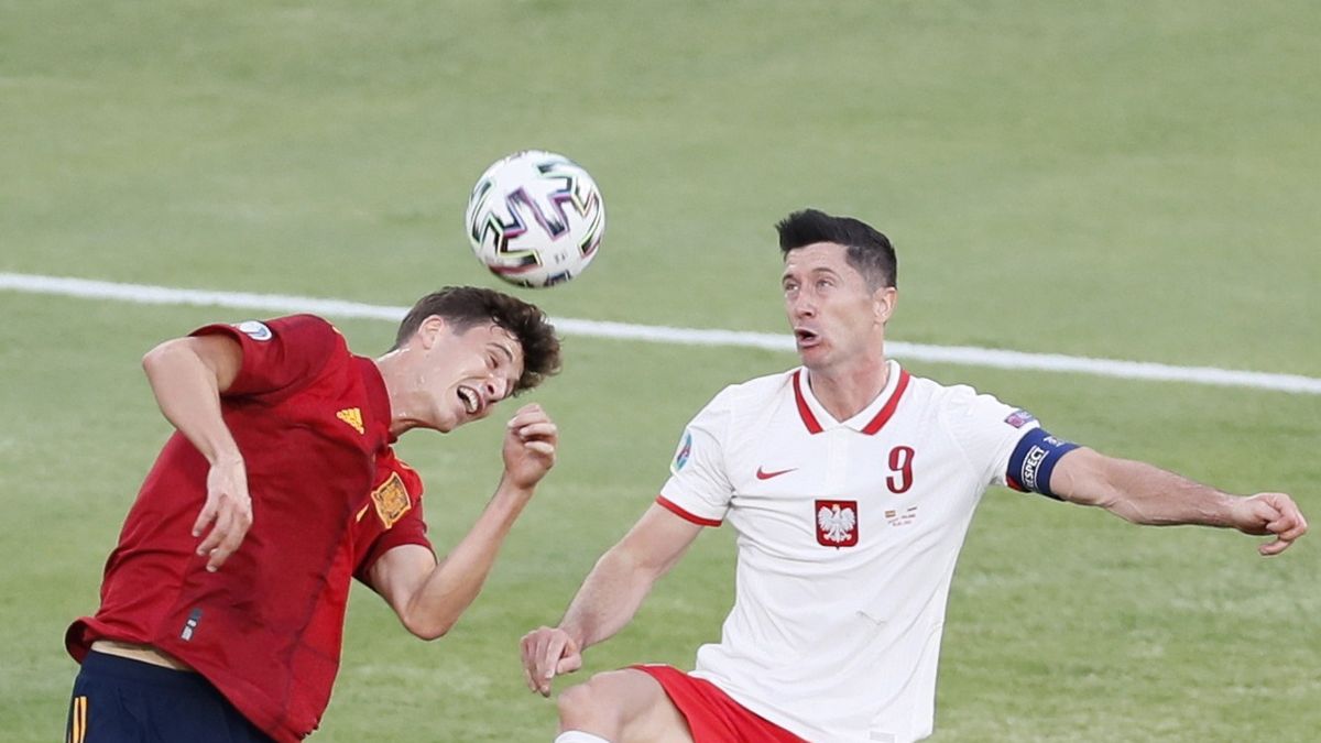 PAP/EPA / Jose Manuel Vidal / Na zdjęciu: Robert Lewandowski (z prawej) walczy o piłkę