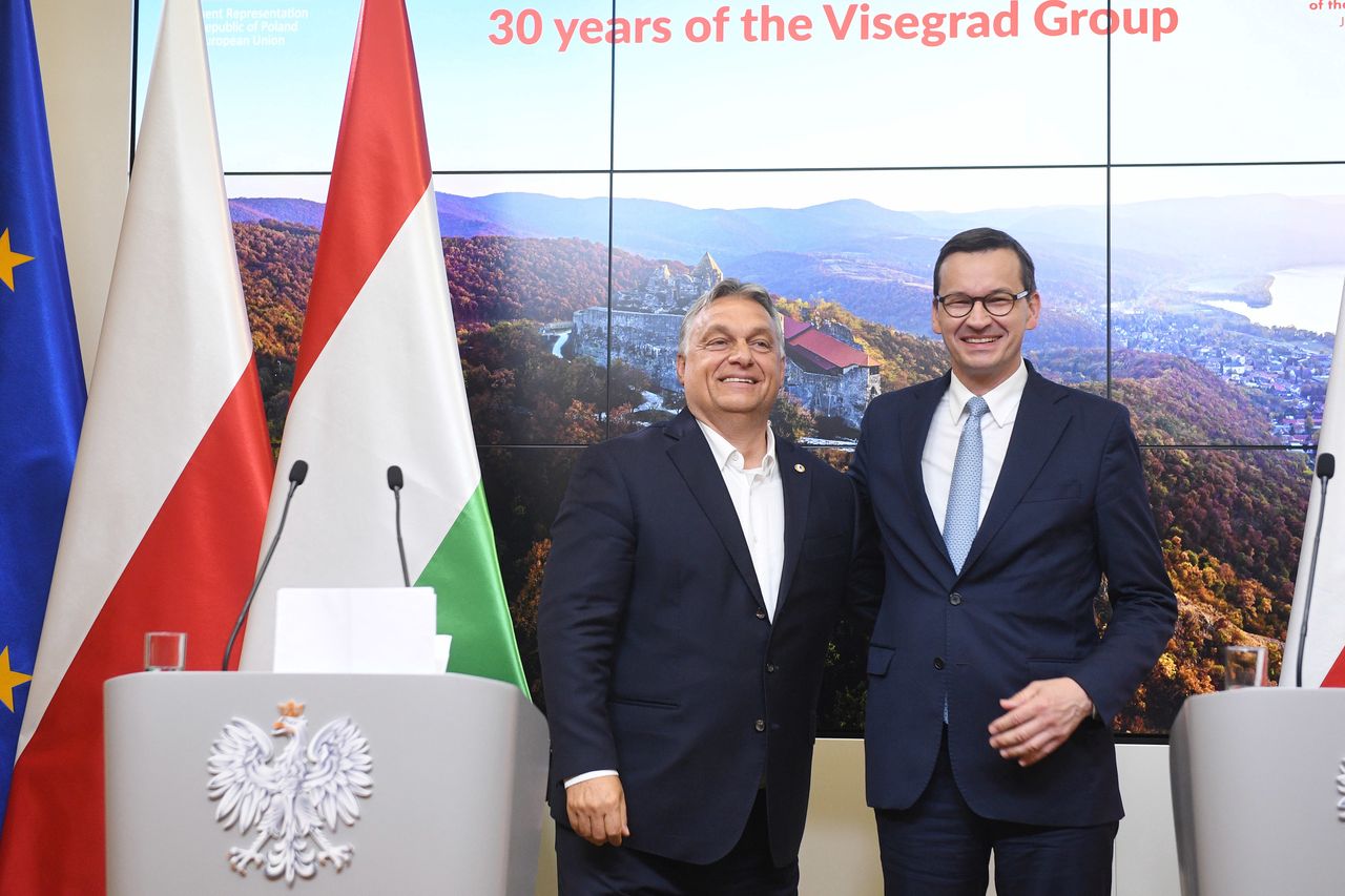Bruksela, Belgia, 21.07.2020. Premier RP Mateusz Morawiecki (P) i premier Węgier Viktor Orban (L) 