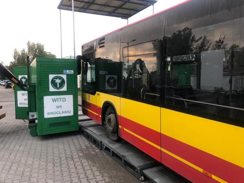 Kontrole autobusów we Wrocławiu. 10 zabranych dowodów i 6 niedopuszczonych do ruchu aut