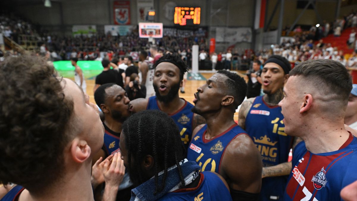 PAP / Marcin Bielecki / Zawodnicy Kinga Szczecin celebrujący awans do finału OBL