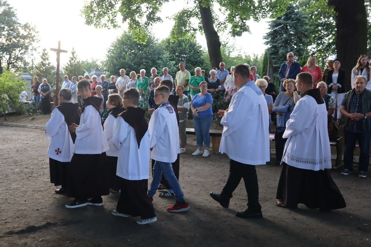 W Sanktuarium Matki Bożej Bolesnej w Osiecznej trwają uroczystości odpustowe. W sobotni (2.08) wieczór przybyli m.in. pielgrzymi z Leszna