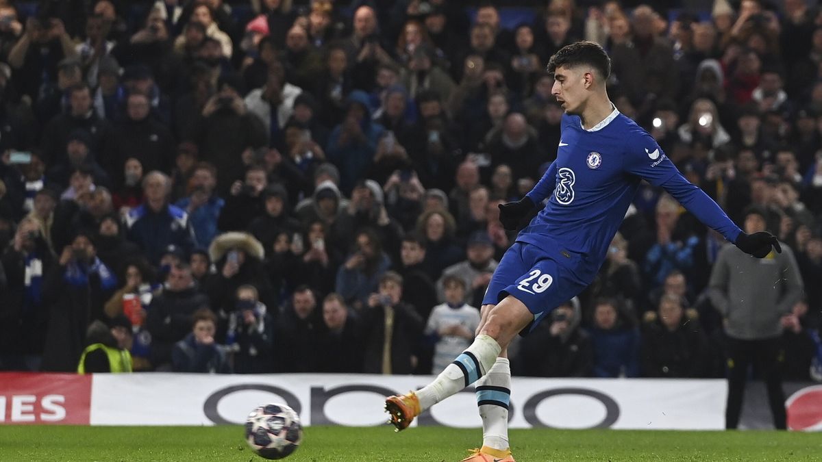 PAP/EPA / Neil Hall / Na zdjęciu: Kai Havertz wykonujący rzut karny