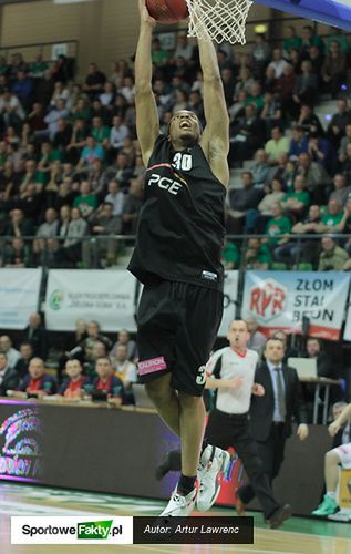 W meczu z Rosą Prince zaliczył kolejne double-double: 21 punktów i 10 zbiórek