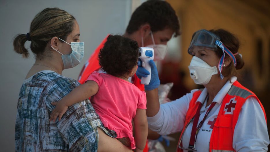 Czerwony Krzyż sprawdza temperaturę wszystkich imigrantów, którzy przybywają na wyspy