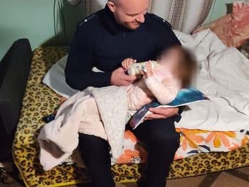 Gmina Kamień: Pijani rodzice i głodna dwulatka w mieszkaniu. Wpadli, bo 50-latek podczas kłótni uderzył żonę