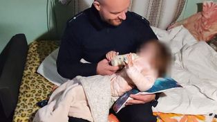 Gmina Kamień: Pijani rodzice i głodna dwulatka w mieszkaniu. Wpadli, bo 50-latek podczas kłótni uderzył żonę