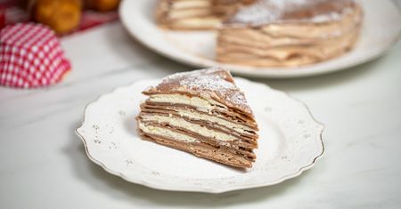 Zamiast piec w piekarniku, przygotuj tort na patelni. I do tego w dwóch smakach