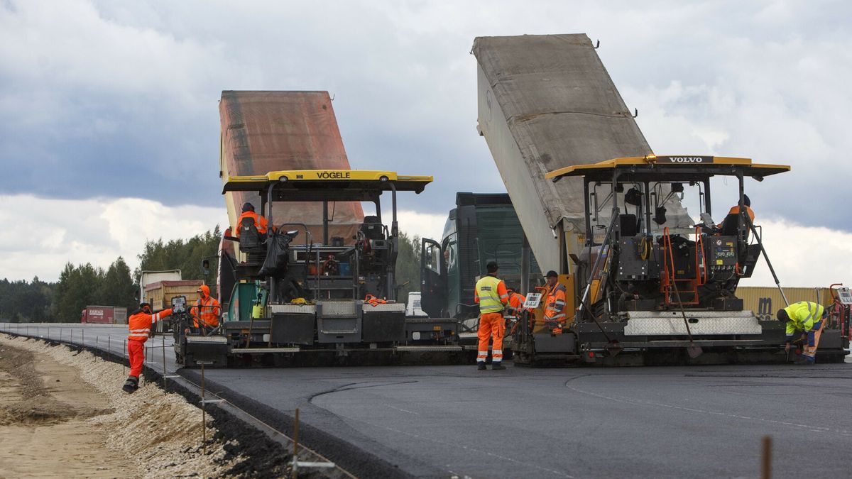 Stan budowy S61 Via Baltiki22.09.2022 okolice Ostrowi Mazowieckiej budowa drogi ekspersowej S61  na odcinku Ostrow Mazowiecka - wezel Sniadowo N/z ekipa kladzie asfalt na S8 w obrebie wezla Ostrow Mazowiecka Polnoc - Podborze   fot Marek Maliszewski/REPORTERMarek Maliszewski/REPORTER