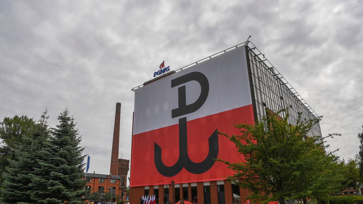 flaga z symbolem Polski Walczącej 