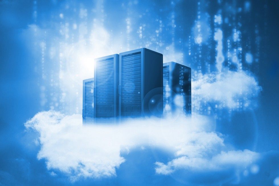 Zdjęcie serwerów w chmurze pochodzi z serwisu Shutterstock