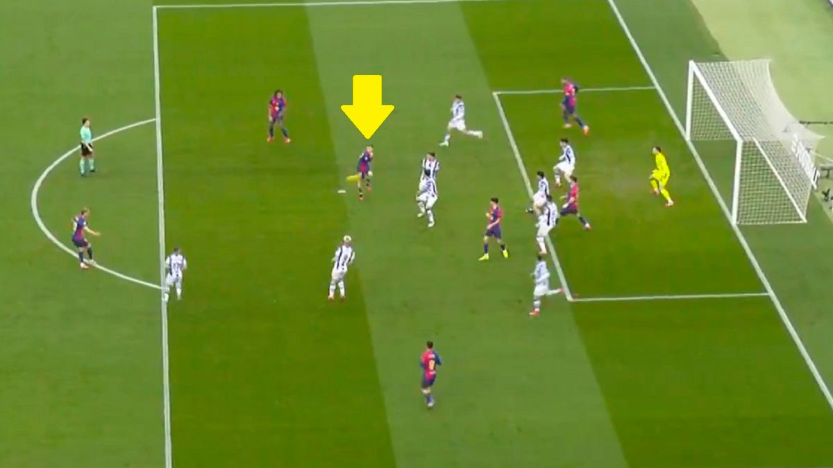 Twitter / Eleven Sports / Na zdjęciu: piłka odbija się od Casado