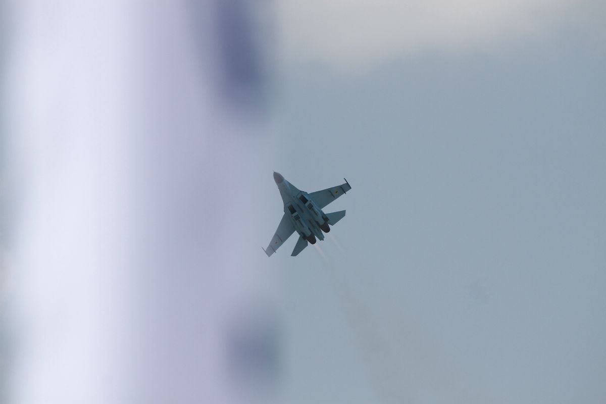 
Rosyjski Su-27 poderwany do lotu. Dwa amerykańskie bombowce nad Bałtykiem