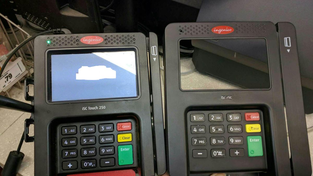 Terminal płatniczy z nakładką (czemu ktoś zamienił plus z minusem?) źródło: Krebs on Security