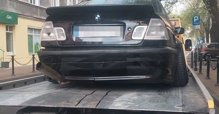 Strzelał z tłumika w centrum, zwrócił uwagę policjantów. BMW należące do 23-latka odjechało na lawecie