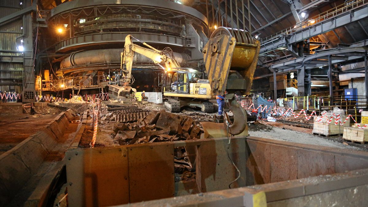 Remont pieca w hucie ArcelorMittal Poland
Stanis�aw Rozp�dzik
arcellor mittal, arcellormittal, huta, kombinat, piec, produkcja, przemys�, remont, ruda, stal, sur�wka, wielki, �elazo