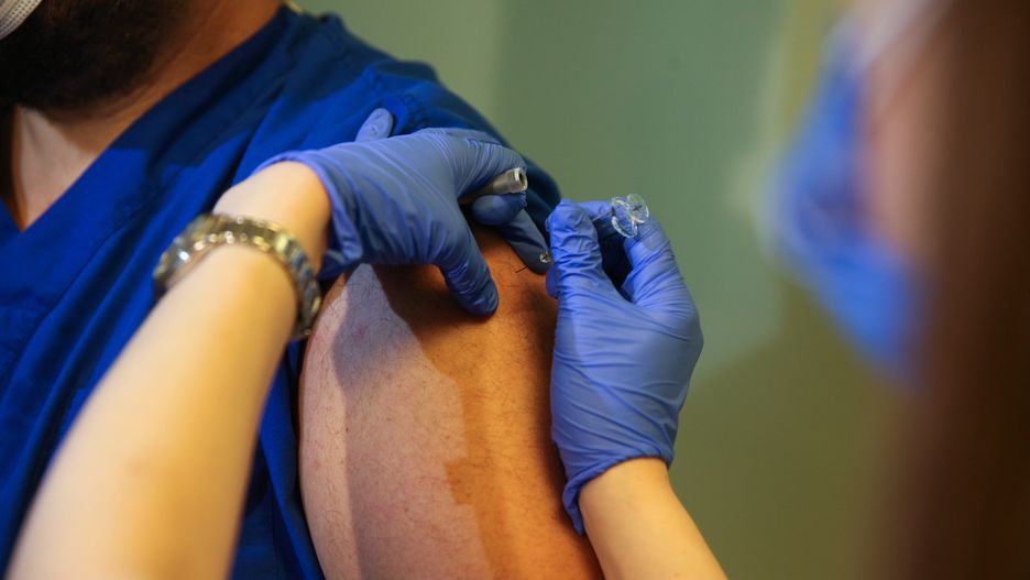 Koronawirus. "Niewyjaśniona choroba" wolontariusza, który testował szczepionkę