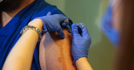 Koronawirus. Johnson&Johnson wstrzymuje testy szczepionki po "niewyjaśnionej chorobie''