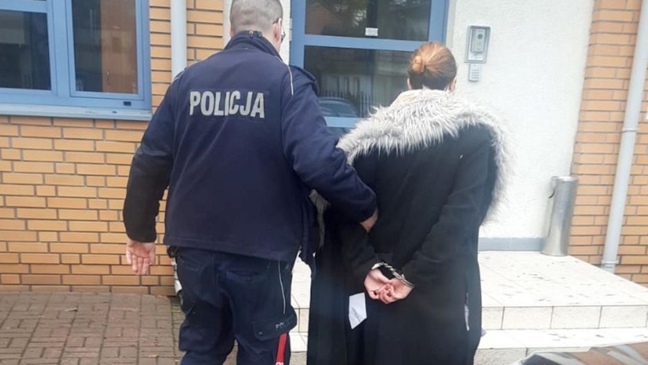 Zostawiła małe córki w domu i poszła na imprezę