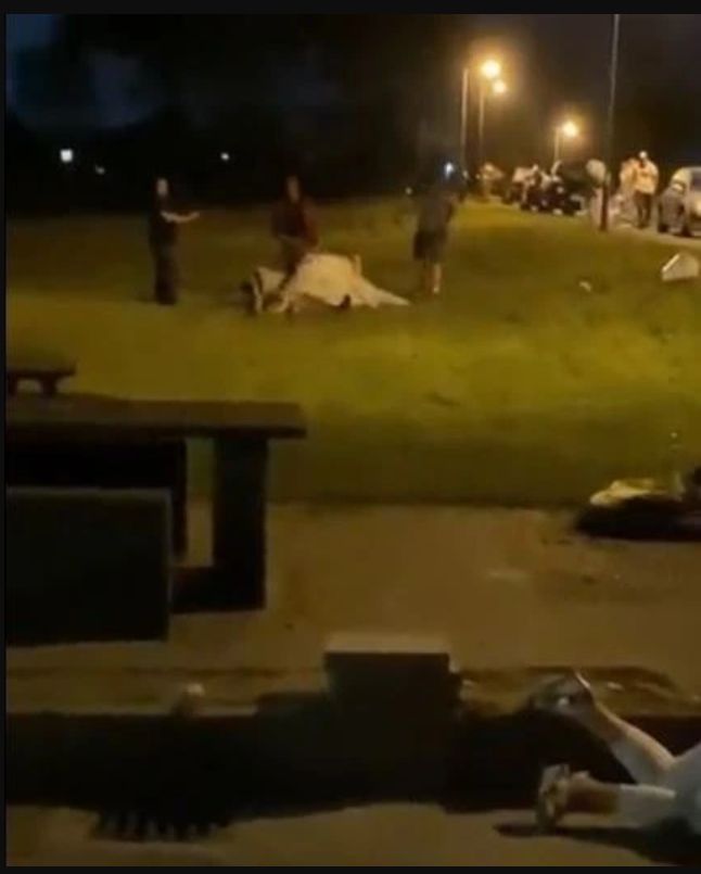 Bójkę obserwowało grono osób