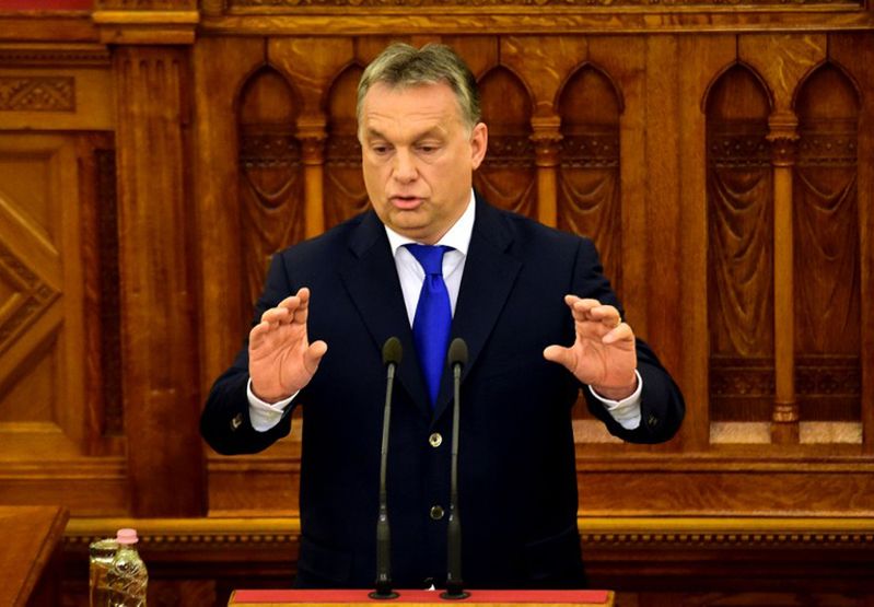 Premier Węgier zarzuca "siłom międzynarodowym" pobudzanie imigracji