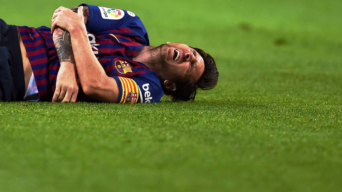 Zdjęcie okładkowe artykułu: Getty Images / Alex Caparros / Na zdjęciu: Leo Messi kontuzjowany w meczu z Sewillą, 20.10.2018.