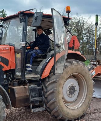 21-latek miał zarabiać miliony. Dzisiaj jeździ... ciągnikiem