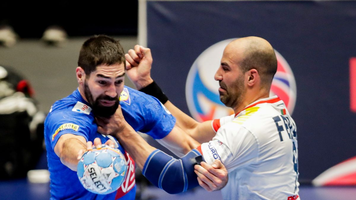 PAP/EPA / OLE MARTIN WOLD / Na zdjęciu: Nikola Karabatić (z lewej) i Joao Miguel Ferraz (z prawej)