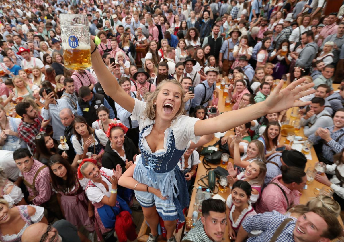 Piwo za 47 zł, miliony gości i gigantyczne kolejki.. Właśnie rozpoczął się Oktoberfest 2018