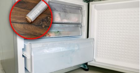 Włóż folię spożywczą do zamrażalnika. Powszechny problem zniknie