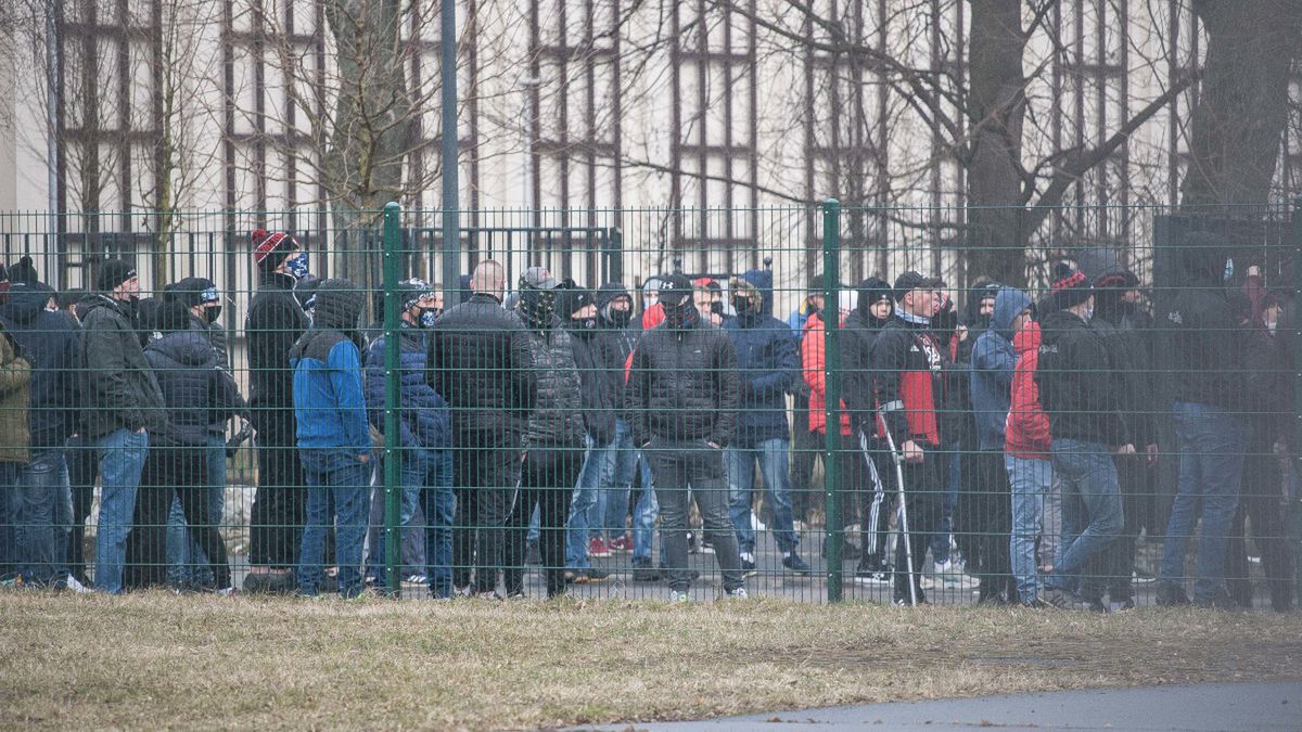 kibice Wisły Kraków pod stadionem (21032021)