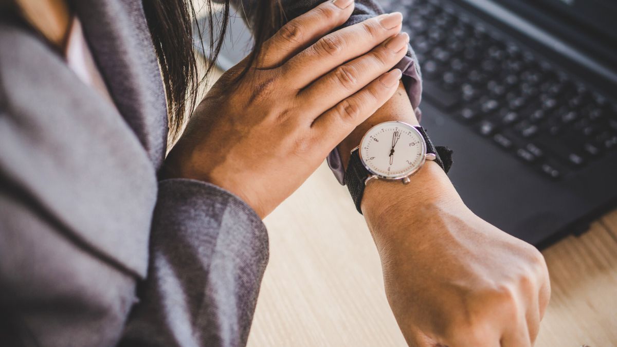 Kobieta spogląda na zegarek