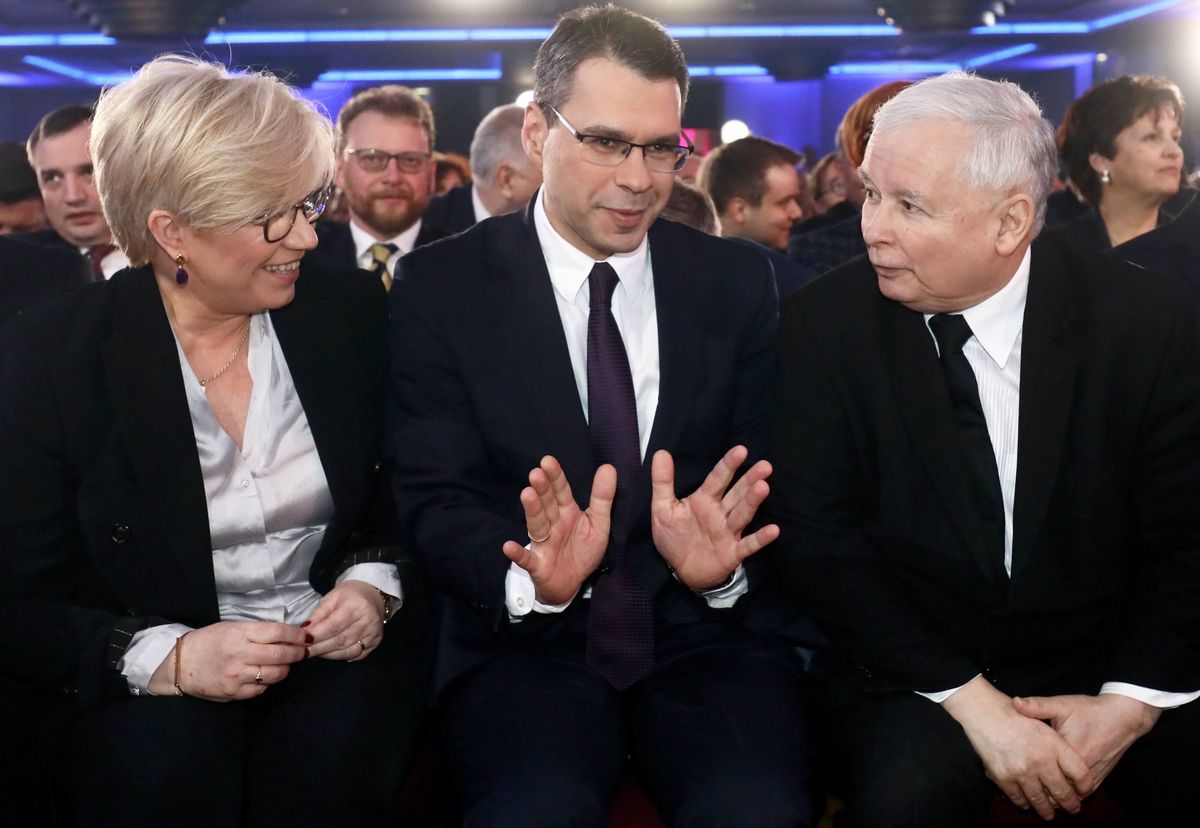 Michał Karnowski (pośrodku) oraz Julia Przyłębska i Jarosław Kaczyński na gali  "Człowieka Wolności 2017" zorganizowanej przez tygodnik "Sieci"
