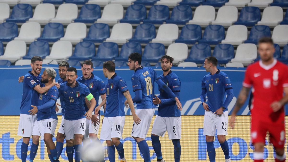 piłkarze reprezentacji Włoch cieszą się z gola Jorginho (z lewej)