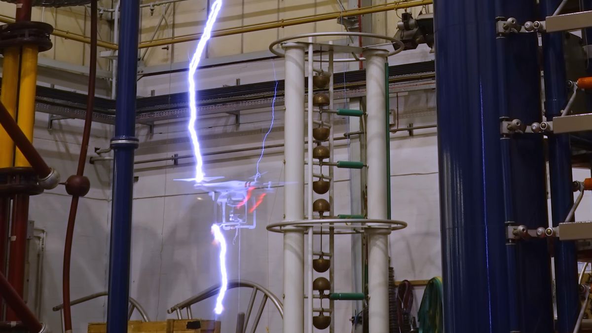 Co się stanie, kiedy piorun uderzy w drona? 1