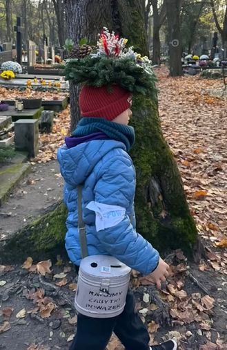 Mateusz Damięcki z rodziną kwestował na Powązkach