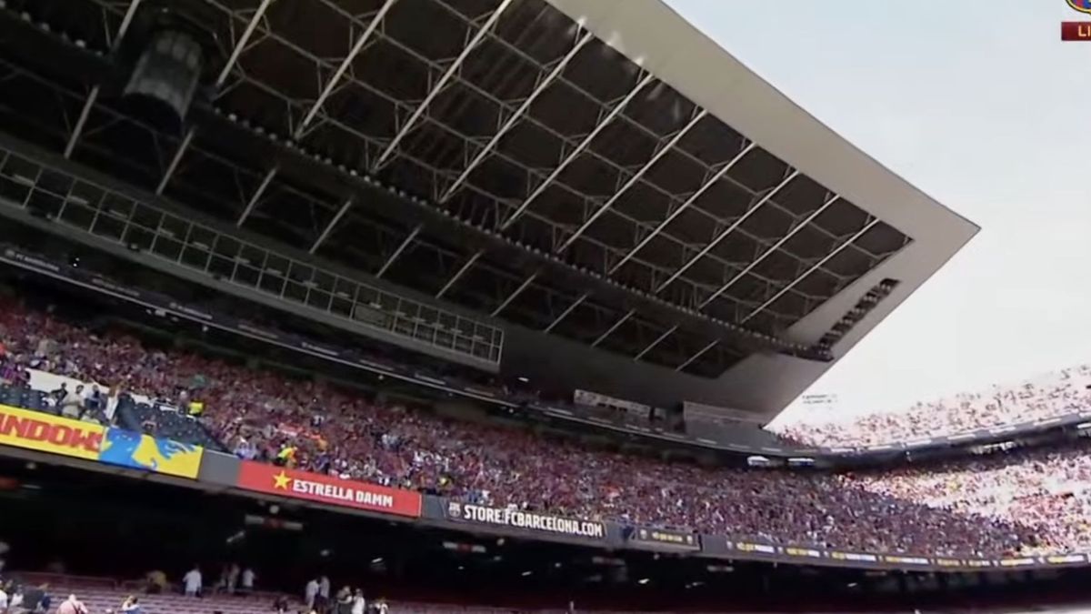 Zdjęcie okładkowe artykułu: YouTube / FC Barcelona / Na zdjęciu: kibice na trybunach Camp Nou podczas prezentacji Roberta Lewandowskiego