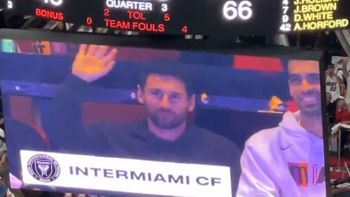 Lionel Messi na meczu koszykarzy Miami Heat