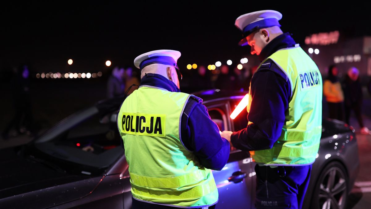 DAREK11
nocna, akcja, policja, polska, kontrola, podejrzany, samochód, wieczór, ciemno, policjant, drogówka, kamizelka, zatrzymanie, radar, funkcjonariusz, policjant drogówki, policyjne, sygnalizator, niebieskie, strobo, radiowóz, syrena, aresztowanie, kara, mandat, kierowca, pojazd, kontrola drogowa, uprawnienia, ucieczka, niebezpiecznie, punkty karne, niebezpieczna jazda, prawo jazdy, lizak, latarka policyjna, wypadek, incydent, kolizja, zderzenie, alarmowo, ruch drogowy