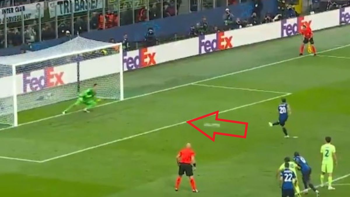 Twitter / x.com/CANALPLUS_SPORT / Na zdjęciu: Calhanoglu vs Szczęsny w LM