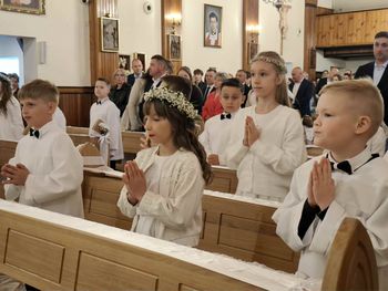 Pierwsza Komunia Święta dzieci ze Szkoły Podstawowej numer 25 w Radomiu. Piękna uroczystość w parafii Bożego Miłosierdzia. Zobacz zdjęcia