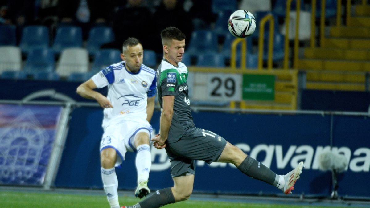 PAP / Darek Delmanowicz / Na zdjęciu: zawodnik PGE FKS Stali Mielec Krystian Getinger (z lewej) i Mateusz Żukowski (z prawej) z Lechii Gdańsk