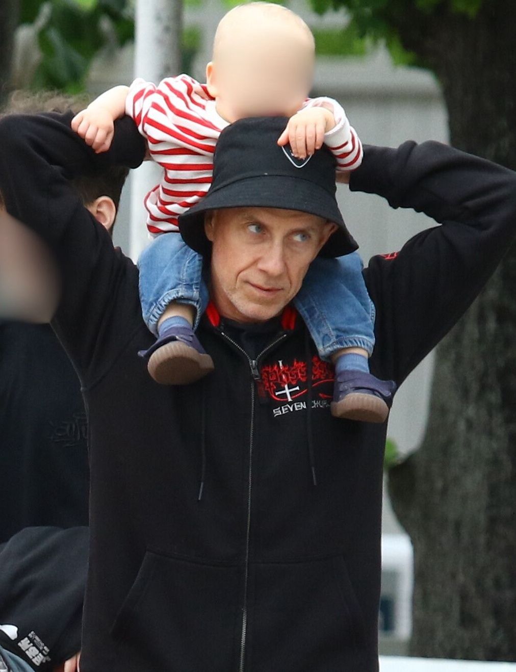 Nergal z synem, partnerką i mamą