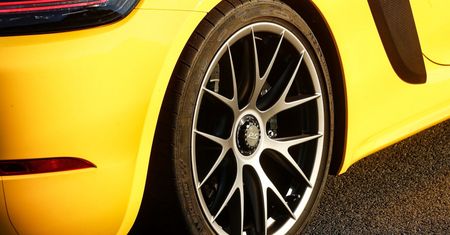 Porsche prosi klientów o zaprzestanie jazdy. Masz takie koła? Mogą odpaść