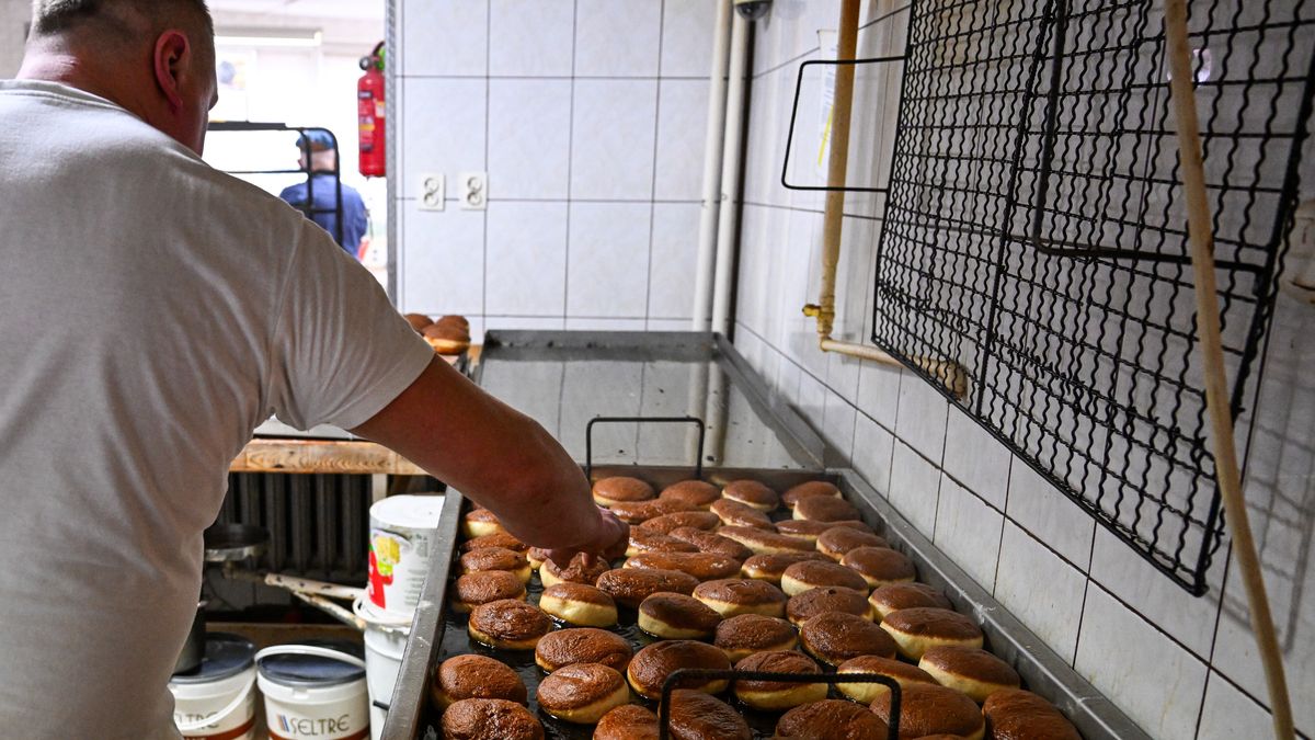 Rzeszów, 07.02.2024. Produkcja pączków na Tłusty Czwartek, 7 bm. w jednej z cukierni w Rzeszowie. Tłusty Czwartek rozpoczyna ostatni tydzień karnawału. (mr) PAP/Darek Delmanowicz