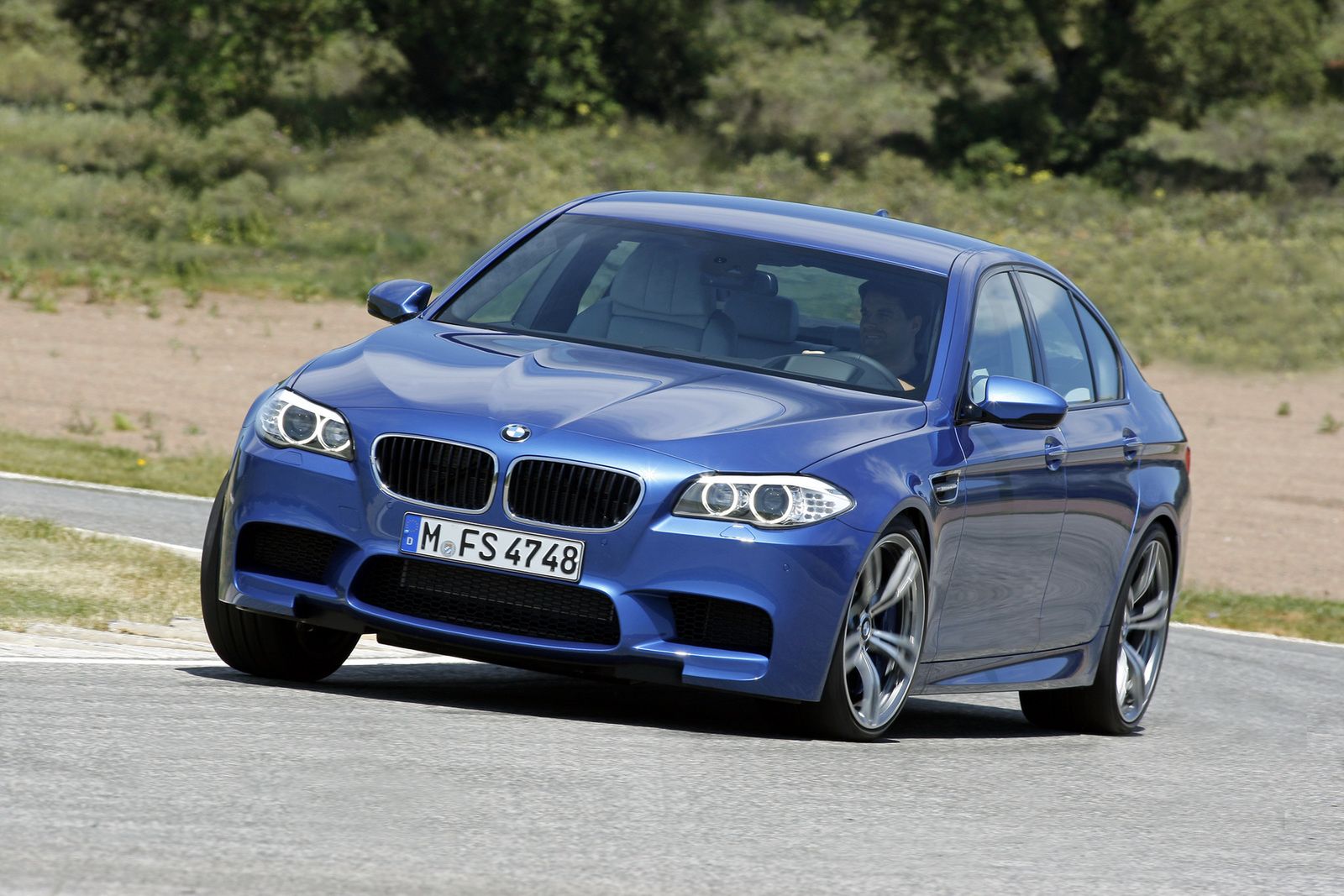 2012-BMW-M5-Sedan