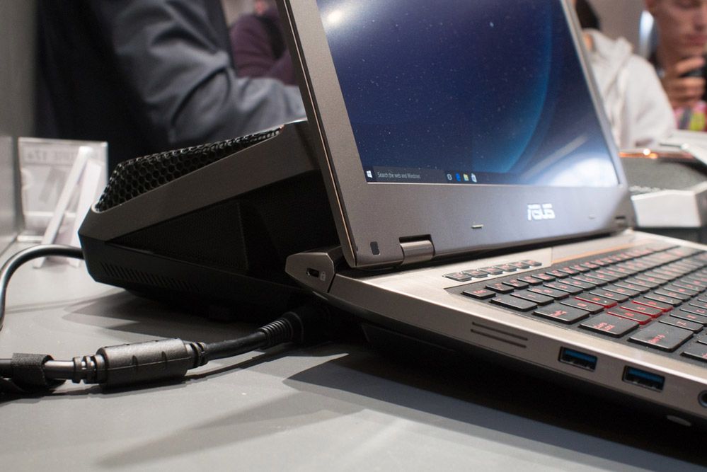 [IFA 2015] Asus GX700: pierwszy na świecie laptop z chłodzeniem wodnym z bliska