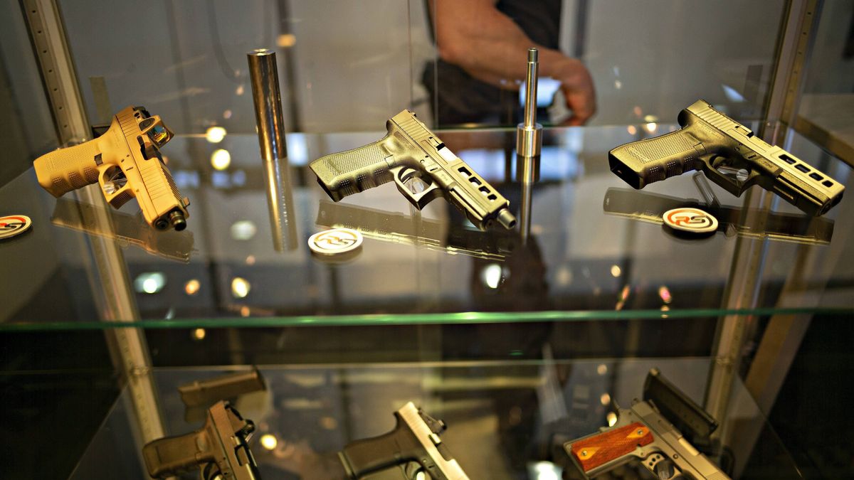 SWITZERLAND-LUCERNE-WEAPONS-FAIR
(190331) -- LUCERNE (SWITZERLAND), March 31, 2019 () -- Photo taken on March 31, 2019 shows pistols at the 45th Waffen-Sammlerborse in Lucerne, Switzerland. The 45th International Weapons Collector Exchange, or Waffen-Sammlerborse, was held here from March 29 to March 31. The Waffen-Sammlerborse is a trade fair in Switzerland for shooters, hunters and people interested in weapons and militaria. (/Michele Limina)  
Dostawca: PAP/Photoshot
MICHELE LIMINA
sklep, bron, pistolet