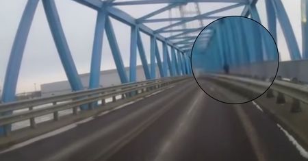 Chciała skoczyć. Policjanci ją uratowali i opublikowali nagranie